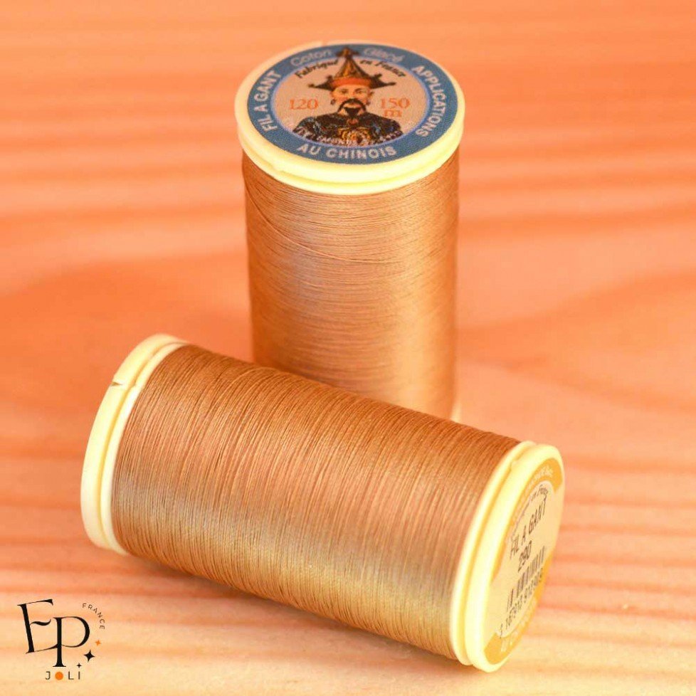 Fil de couture en coton glacé, coloris Café au lait n°290 de la marque Fil au Chinois Fil de couture en coton glacé, coloris Café au lait n°290 de la marque Fil au Chinois