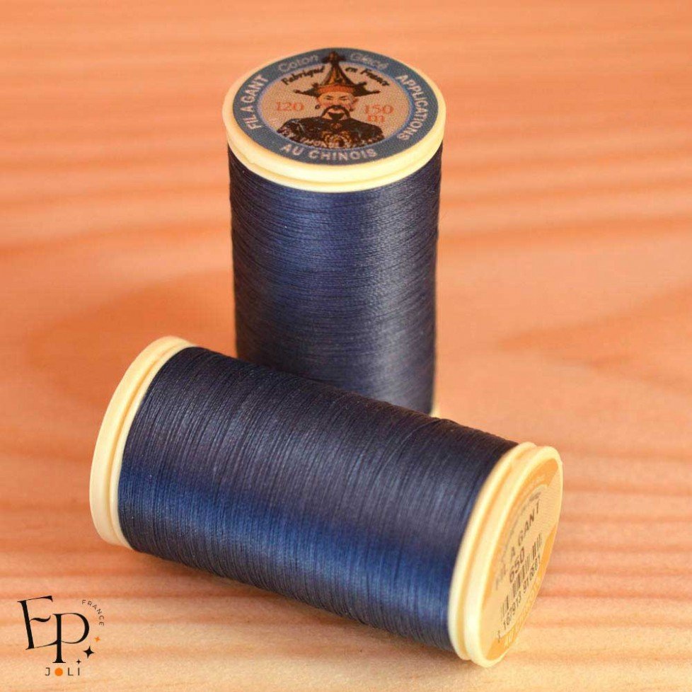Fil de couture en coton glacé, coloris Bleu Marine n°650 de la marque Fil au Chinois Fil de couture en coton glacé, coloris Bleu Marine n°650 de la marque Fil au Chinois