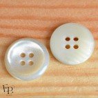 Bouton en nacre blanc irisé argenté pour une couture élégante