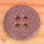 Zoom sur bouton en nacre mauve et paillettes argentées