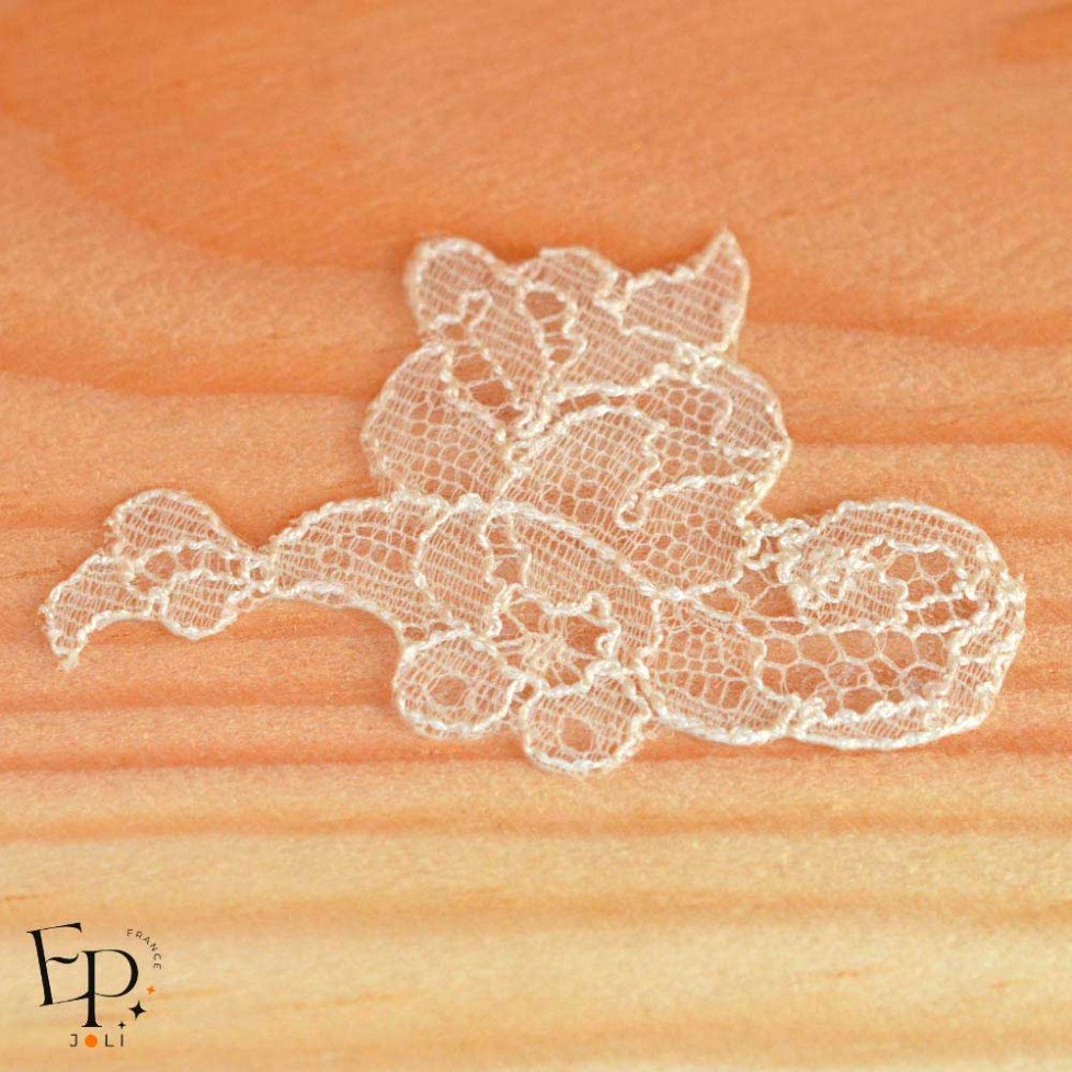 Petit bouquet droit coloris Beige en Dentelle de Calais-Caudry® Petit bouquet droit coloris Beige en Dentelle de Calais-Caudry®