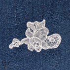 Petit bouquet droit coloris Beige en Dentelle de Calais-Caudry® sur jean bleu