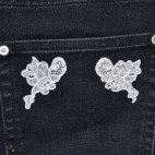 Petits bouquets coloris Beige en Dentelle de Calais-Caudry® sur jean noir