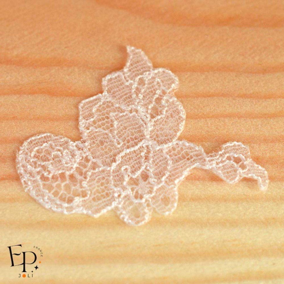 Petit bouquet gauche coloris Nude en Dentelle de Calais-Caudry® Petit bouquet gauche coloris Nude en Dentelle de Calais-Caudry®