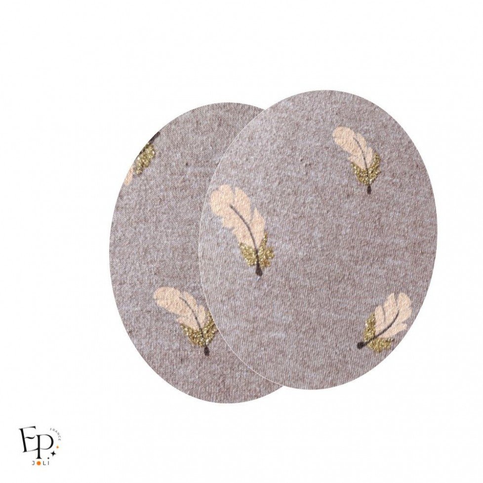 Paire de Genouillères / Coudières thermocollantes enfant coloris Brun chiné avec motifs plumes dorées et saumon Paire de Genouillères / Coudières thermocollantes enfant coloris Brun chiné avec motifs plumes dorées et saumon