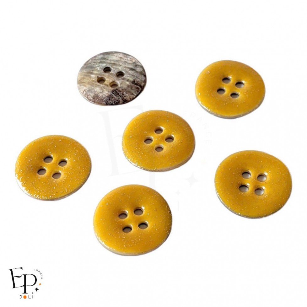 Bouton en nacre Akoya orange pailleté doré 18 mm 4 trous Bouton en nacre Akoya orange pailleté doré 18 mm 4 trous