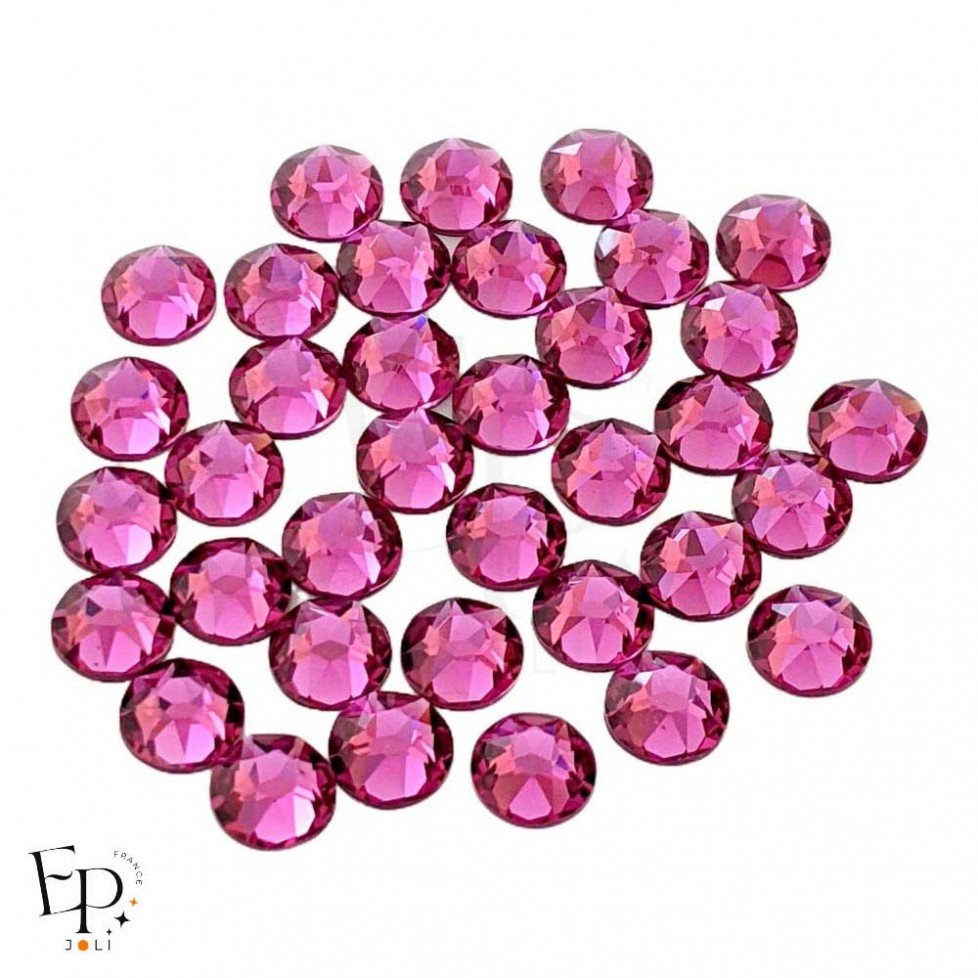 Strass Swarovski Fuchsia 7 mm – reflet rose électrique sur fond neutre pour vêtements et customisation textile Strass Swarovski Fuchsia 7 mm – reflet rose électrique sur fond neutre pour vêtements et customisation textile