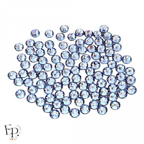 Strass Swarovski Light Sapphire 5 mm – teinte azur douce sur fond neutre