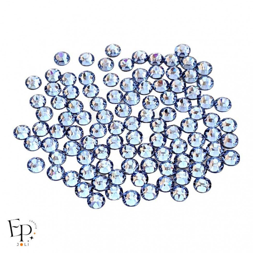 Strass Swarovski Light Sapphire 5 mm – teinte azur douce sur fond neutre Strass Swarovski Light Sapphire 5 mm – teinte azur douce sur fond neutre