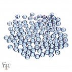 Strass Swarovski Light Sapphire 5 mm – teinte azur douce sur fond neutre
