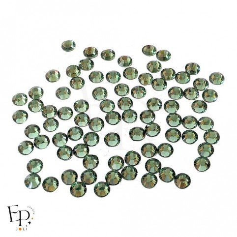 Strass Swarovski Erinite 5 mm – éclat pastel vert clair sur fond neutre