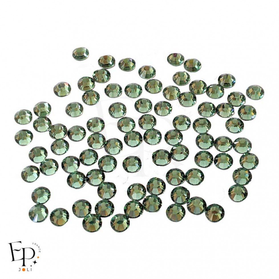 Strass Swarovski Erinite 5 mm – éclat pastel vert clair sur fond neutre Strass Swarovski Erinite 5 mm – éclat pastel vert clair sur fond neutre