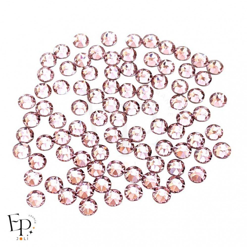 Strass Swarovski Light Rose 5 mm thermocollant – rose clair tendre et scintillant Strass Swarovski Light Rose 5 mm thermocollant – rose clair tendre et scintillant