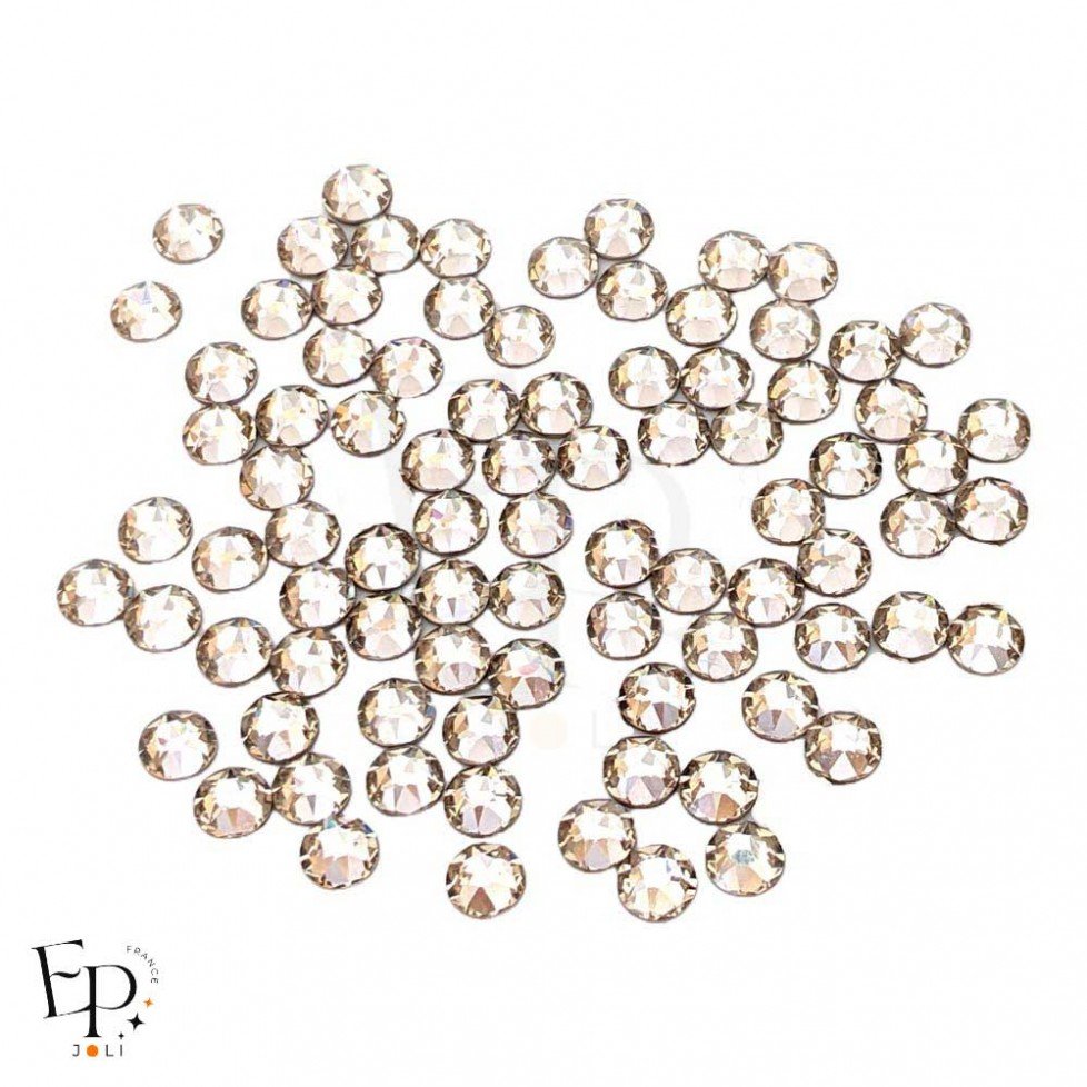 Strass Swarovski Light Silk 5 mm thermocollant – beige nacré au reflet soyeux Strass Swarovski Light Silk 5 mm thermocollant – beige nacré au reflet soyeux