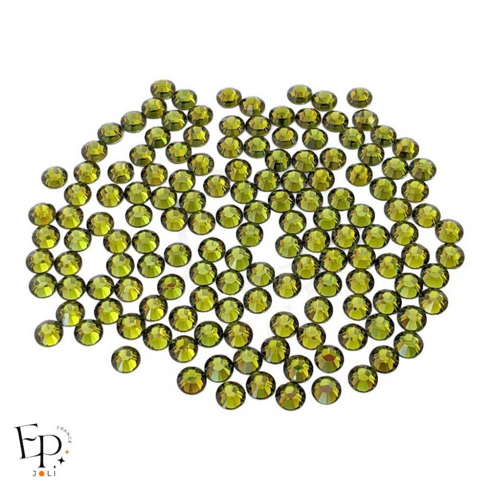 Strass Swarovski Olivine 4 mm – reflets verts terreux sur fond neutre Strass Swarovski Olivine 4 mm – reflets verts terreux sur fond neutre