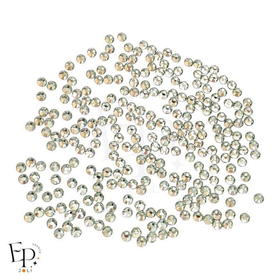 Strass Swarovski Chrysolite thermocollant 3 mm – vert pâle délicat et lumineux Strass Swarovski Chrysolite thermocollant 3 mm – vert pâle délicat et lumineux