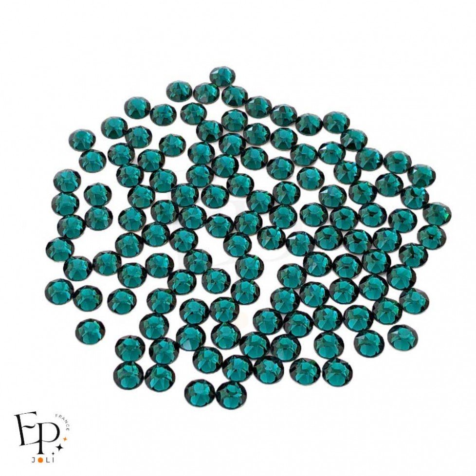 Strass Swarovski Emerald 4 mm thermocollant – vert profond intense et éclat précieux Strass Swarovski Emerald 4 mm thermocollant – vert profond intense et éclat précieux