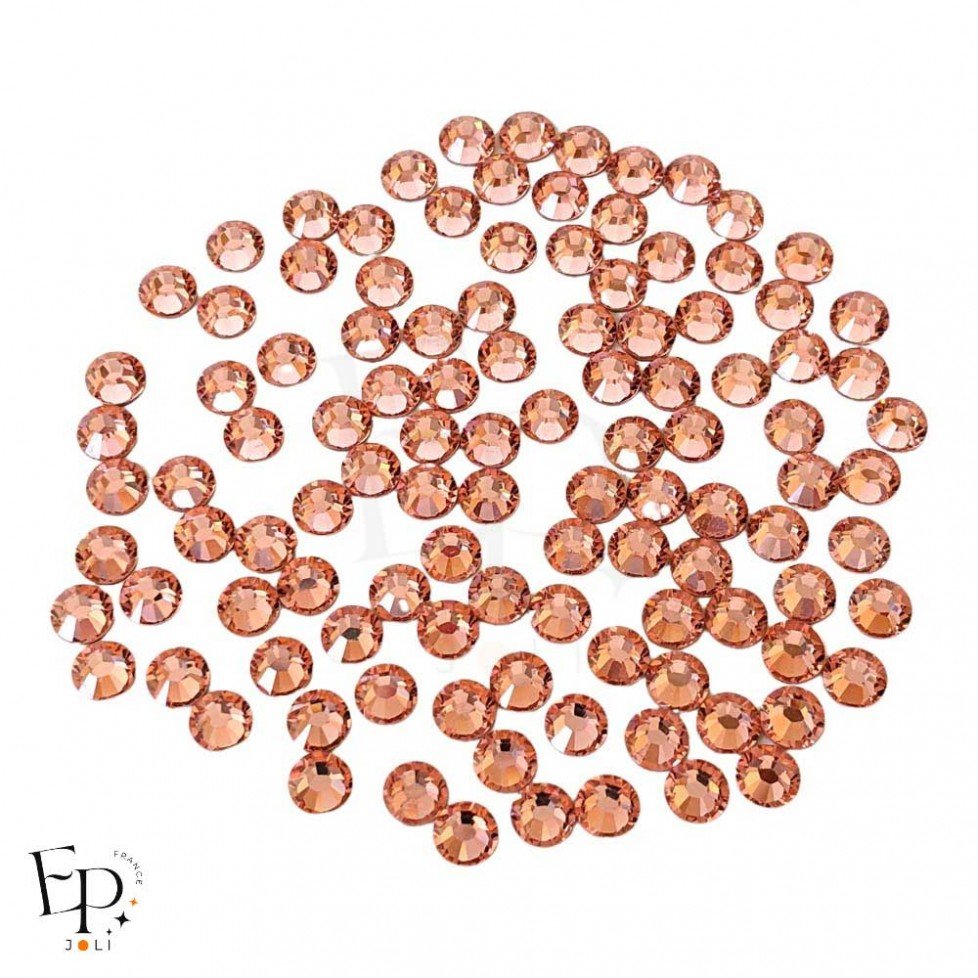 Strass Swarovski Rose Peach 5 mm – reflets saumon pastel sur fond neutre Strass Swarovski Rose Peach 5 mm – reflets saumon pastel sur fond neutre