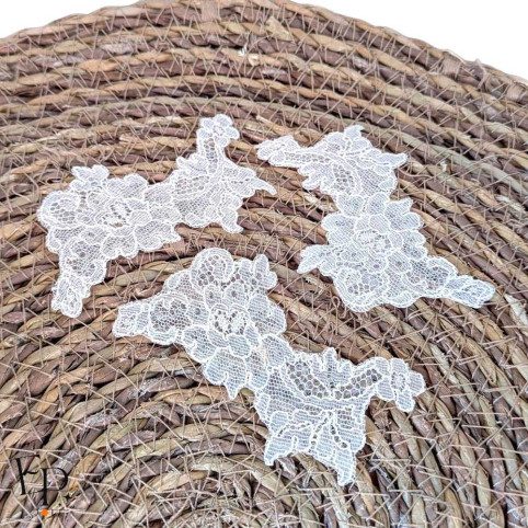 Grands bouquets thermocollants coloris nude en dentelle de Calais- Caudry®  maison Jean Bracq - fond osier