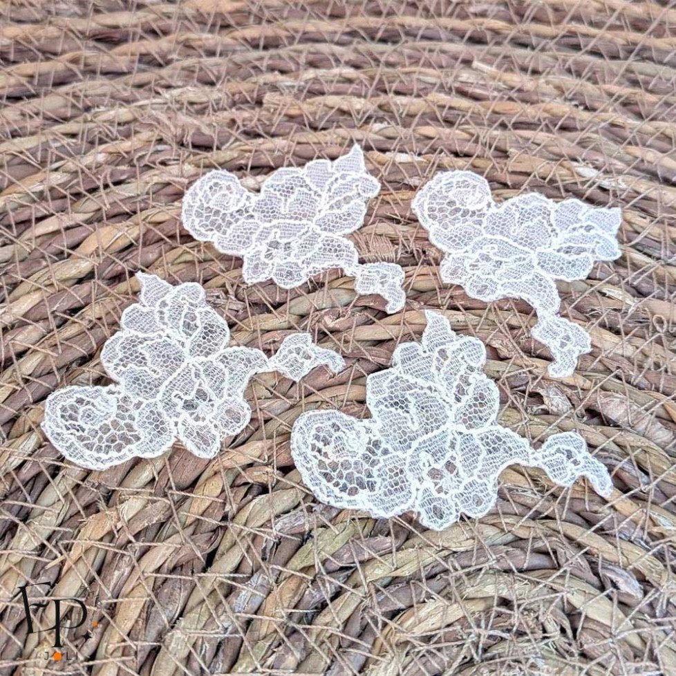 Petits bouquets thermocollants coloris nude en dentelle de Calais- Caudry®  maison Jean Bracq - fond osier
