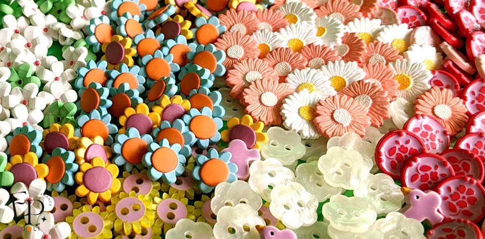 Boutons fleurs à coudre – nacre, métal, fantaisie
