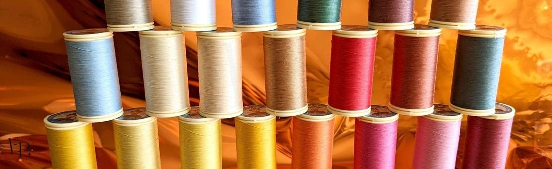 Pyramide de bobines de Fils à gant, de marque Fil au Chinois, proposés en 30 coloris